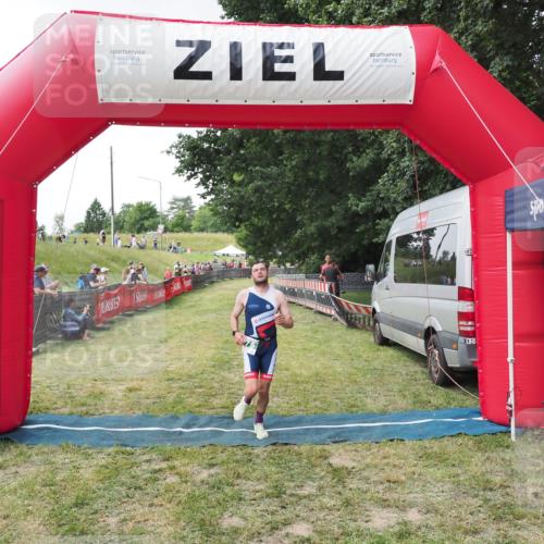 21.06.2025 - 27. Vierlanden-Triathlon MichiJ http://msf.ph/oto/8027908 15.06.2026 12:10:17 Ziel 775 meine-sportfotos.de