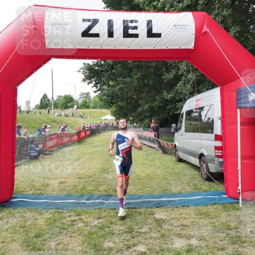 21.06.2025 - 27. Vierlanden-Triathlon MichiJ http://msf.ph/oto/8027917 15.06.2026 12:10:17 Ziel 775 meine-sportfotos.de