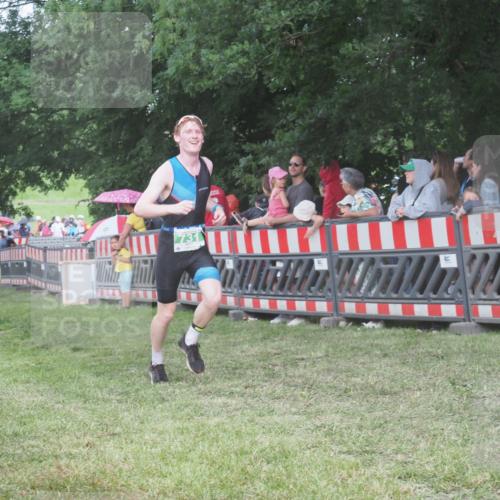 21.06.2025 - 27. Vierlanden-Triathlon KatJ http://msf.ph/oto/8027921 15.06.2025 13:31:49 Ziel 30, 731 meine-sportfotos.de