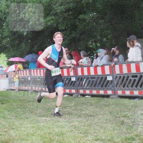 21.06.2025 - 27. Vierlanden-Triathlon KatJ http://msf.ph/oto/8027929 15.06.2025 13:31:49 Ziel 30, 731 meine-sportfotos.de