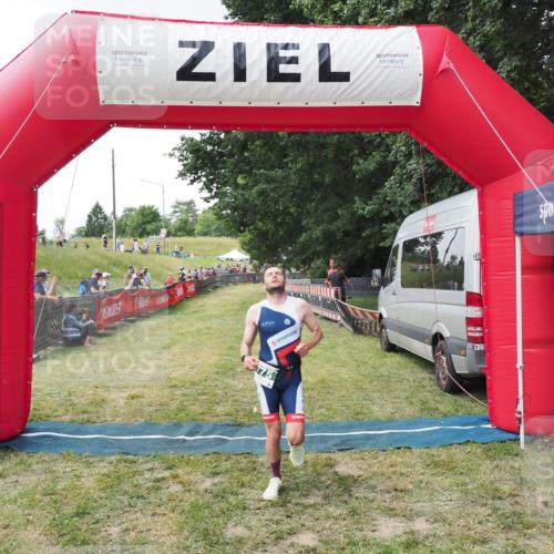 21.06.2025 - 27. Vierlanden-Triathlon MichiJ http://msf.ph/oto/8027935 15.06.2026 12:10:17 Ziel 775 meine-sportfotos.de