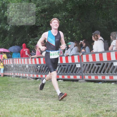 21.06.2025 - 27. Vierlanden-Triathlon KatJ http://msf.ph/oto/8027938 15.06.2025 13:31:49 Ziel 30, 731 meine-sportfotos.de