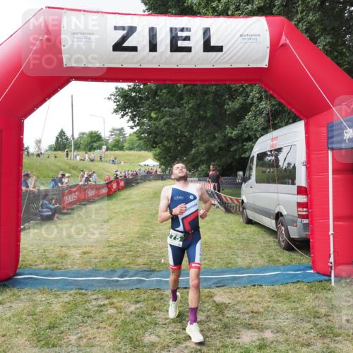 21.06.2025 - 27. Vierlanden-Triathlon MichiJ http://msf.ph/oto/8027944 15.06.2026 12:10:17 Ziel 775 meine-sportfotos.de