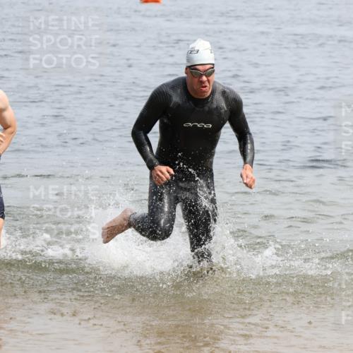 15.06.2025 - 27. Vierlanden-Triathlon Lena Gebhardt http://msf.ph/oto/8027967 15.06.2025 11:01:23 Schwimmen 717, 808, 869 meine-sportfotos.de