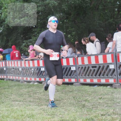 21.06.2025 - 27. Vierlanden-Triathlon KatJ http://msf.ph/oto/8027986 15.06.2025 13:31:54 Ziel 30, 836, 1072 meine-sportfotos.de