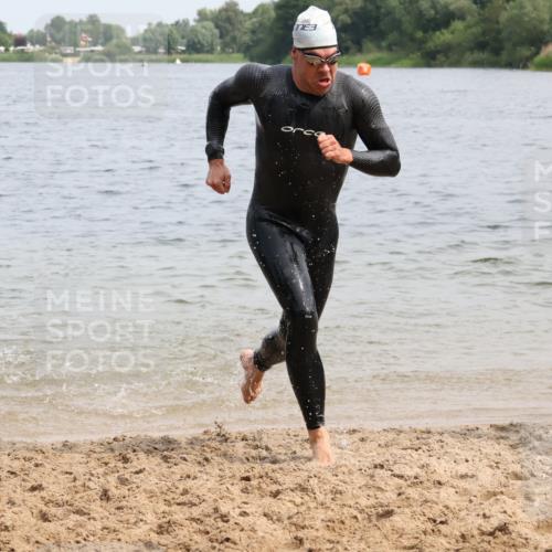15.06.2025 - 27. Vierlanden-Triathlon Lena Gebhardt http://msf.ph/oto/8027996 15.06.2025 11:01:24 Schwimmen 717, 808, 869 meine-sportfotos.de