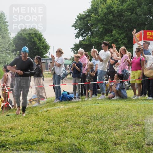 15.06.2025 - 27. Vierlanden-Triathlon KatJ http://msf.ph/oto/8028003 15.06.2025 11:02:16 Schwimmen 734, 851 meine-sportfotos.de