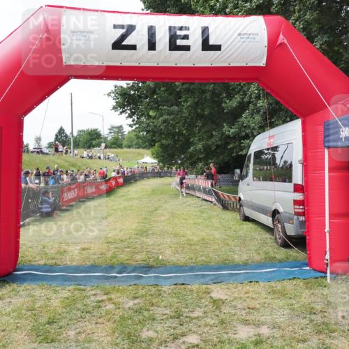 21.06.2025 - 27. Vierlanden-Triathlon MichiJ http://msf.ph/oto/8028006 15.06.2026 12:11:52 Ziel 158 meine-sportfotos.de