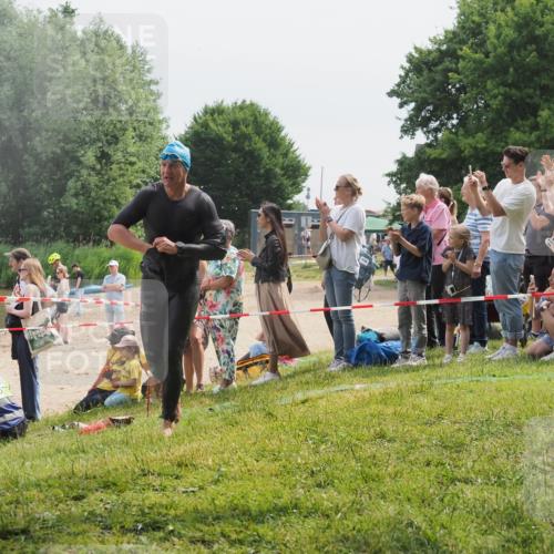 15.06.2025 - 27. Vierlanden-Triathlon KatJ http://msf.ph/oto/8028033 15.06.2025 11:02:17 Schwimmen 734, 851 meine-sportfotos.de