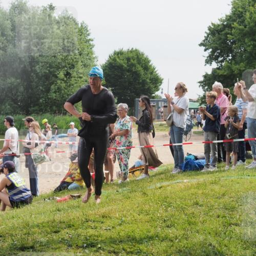 15.06.2025 - 27. Vierlanden-Triathlon KatJ http://msf.ph/oto/8028036 15.06.2025 11:02:17 Schwimmen 734, 851 meine-sportfotos.de
