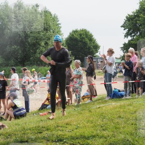 15.06.2025 - 27. Vierlanden-Triathlon KatJ http://msf.ph/oto/8028039 15.06.2025 11:02:17 Schwimmen 734, 851 meine-sportfotos.de