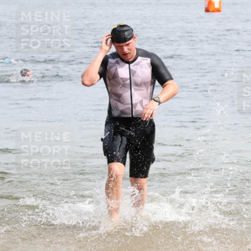 15.06.2025 - 27. Vierlanden-Triathlon Lena Gebhardt http://msf.ph/oto/8028089 15.06.2025 11:01:33 Schwimmen 701, 717, 869 meine-sportfotos.de