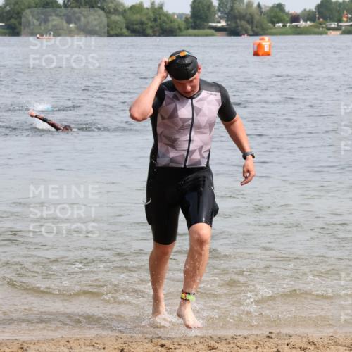 15.06.2025 - 27. Vierlanden-Triathlon Lena Gebhardt http://msf.ph/oto/8028098 15.06.2025 11:01:35 Schwimmen 701, 717 meine-sportfotos.de