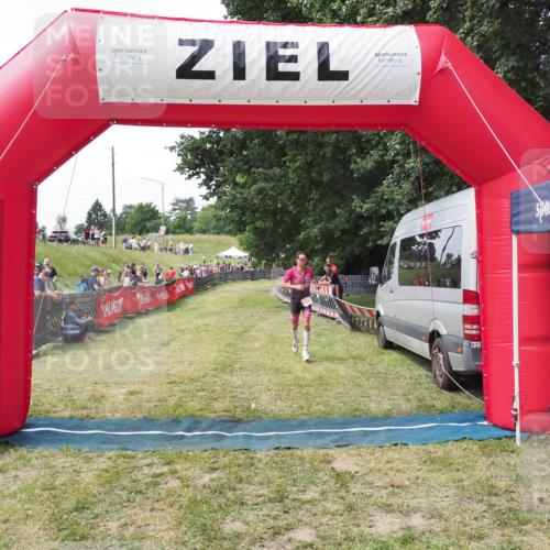 21.06.2025 - 27. Vierlanden-Triathlon MichiJ http://msf.ph/oto/8028120 15.06.2026 12:11:55 Ziel 158 meine-sportfotos.de