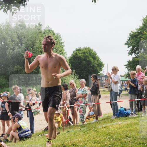 15.06.2025 - 27. Vierlanden-Triathlon KatJ http://msf.ph/oto/8028122 15.06.2025 11:02:22 Schwimmen 687, 734, 851 meine-sportfotos.de