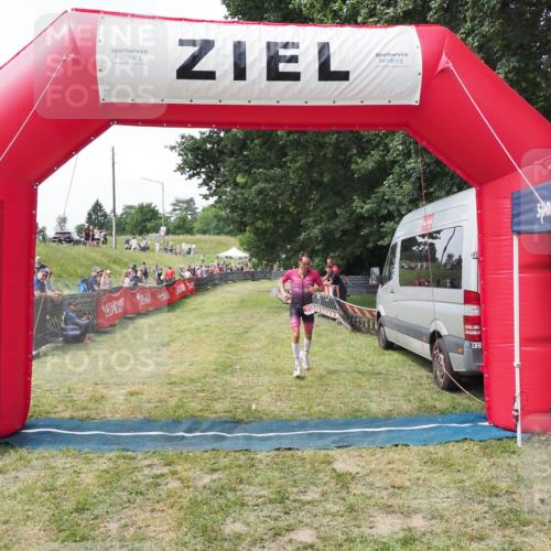 21.06.2025 - 27. Vierlanden-Triathlon MichiJ http://msf.ph/oto/8028136 15.06.2026 12:11:55 Ziel 158 meine-sportfotos.de