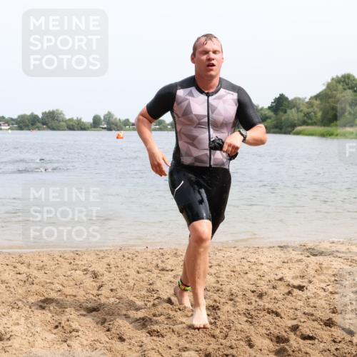 15.06.2025 - 27. Vierlanden-Triathlon Lena Gebhardt http://msf.ph/oto/8028142 15.06.2025 11:01:37 Schwimmen 701 meine-sportfotos.de