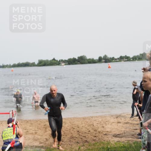 21.06.2025 - 27. Vierlanden-Triathlon MichiJ http://msf.ph/oto/8028158 15.06.2026 10:58:29 Schwimmen 643, 710, 732, 741 meine-sportfotos.de