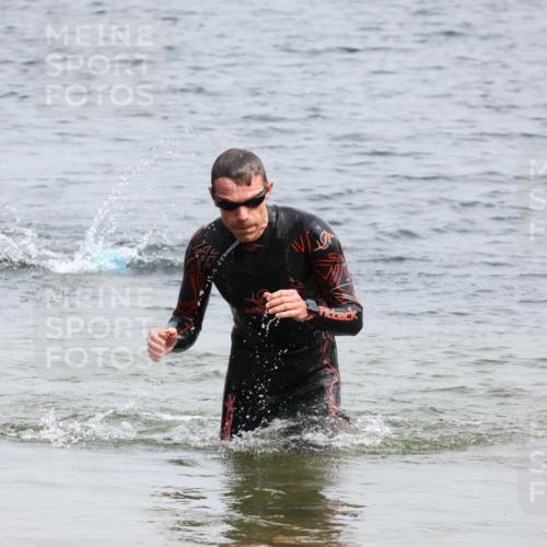 15.06.2025 - 27. Vierlanden-Triathlon Lena Gebhardt http://msf.ph/oto/8028160 15.06.2025 11:01:49 Schwimmen 867 meine-sportfotos.de