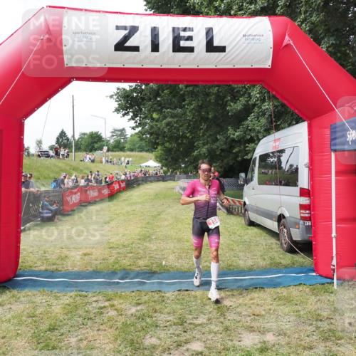 21.06.2025 - 27. Vierlanden-Triathlon MichiJ http://msf.ph/oto/8028170 15.06.2026 12:11:56 Ziel 158 meine-sportfotos.de