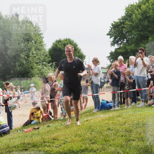15.06.2025 - 27. Vierlanden-Triathlon KatJ http://msf.ph/oto/8028171 15.06.2025 11:02:25 Schwimmen 687, 734, 851 meine-sportfotos.de