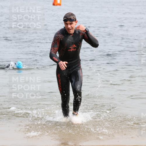 15.06.2025 - 27. Vierlanden-Triathlon Lena Gebhardt http://msf.ph/oto/8028185 15.06.2025 11:01:53 Schwimmen 867 meine-sportfotos.de