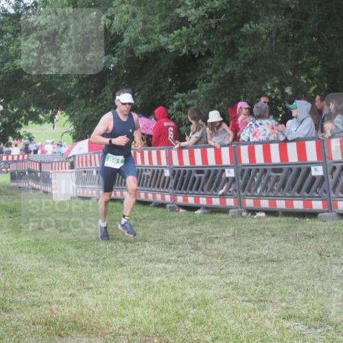 21.06.2025 - 27. Vierlanden-Triathlon KatJ http://msf.ph/oto/8028194 15.06.2025 13:32:06 Ziel 861 meine-sportfotos.de