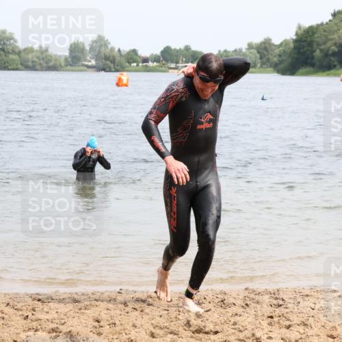 15.06.2025 - 27. Vierlanden-Triathlon Lena Gebhardt http://msf.ph/oto/8028198 15.06.2025 11:01:56 Schwimmen 867 meine-sportfotos.de