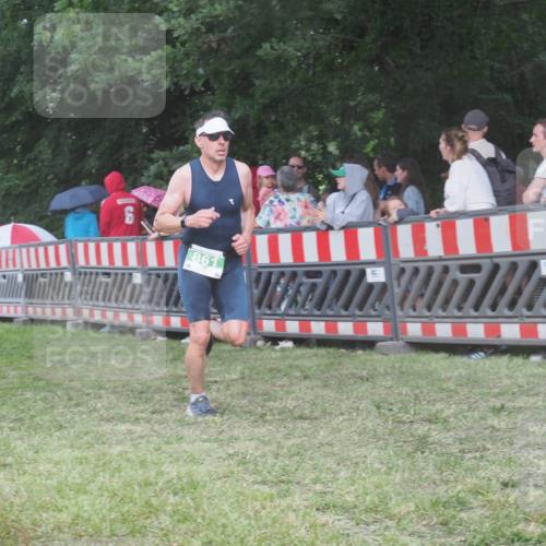 21.06.2025 - 27. Vierlanden-Triathlon KatJ http://msf.ph/oto/8028209 15.06.2025 13:32:07 Ziel 861 meine-sportfotos.de