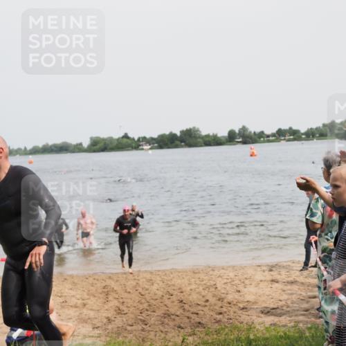 21.06.2025 - 27. Vierlanden-Triathlon MichiJ http://msf.ph/oto/8028215 15.06.2026 10:58:31 Schwimmen 636, 643, 732, 741, 747 meine-sportfotos.de
