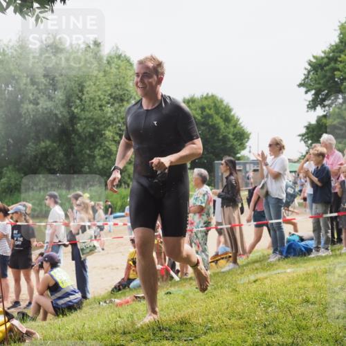15.06.2025 - 27. Vierlanden-Triathlon KatJ http://msf.ph/oto/8028226 15.06.2025 11:02:26 Schwimmen 687, 734 meine-sportfotos.de