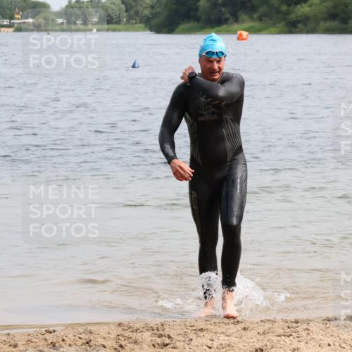 15.06.2025 - 27. Vierlanden-Triathlon Lena Gebhardt http://msf.ph/oto/8028235 15.06.2025 11:02:07 Schwimmen 734, 851, 867 meine-sportfotos.de