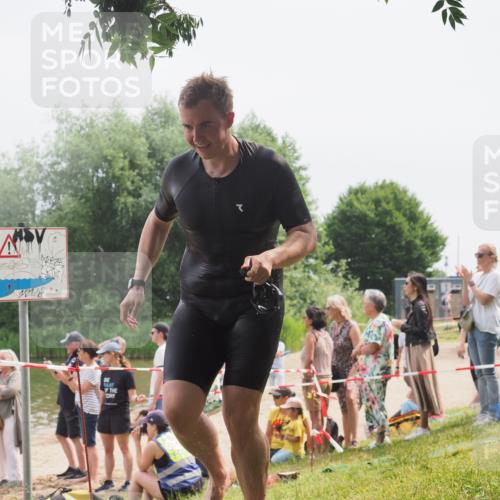 15.06.2025 - 27. Vierlanden-Triathlon KatJ http://msf.ph/oto/8028246 15.06.2025 11:02:26 Schwimmen 687, 734 meine-sportfotos.de