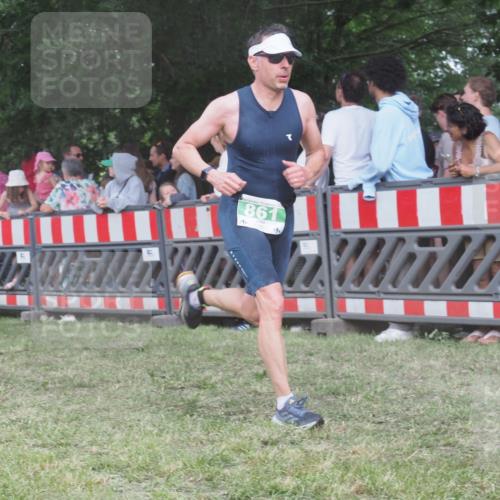 21.06.2025 - 27. Vierlanden-Triathlon KatJ http://msf.ph/oto/8028248 15.06.2025 13:32:08 Ziel 861 meine-sportfotos.de