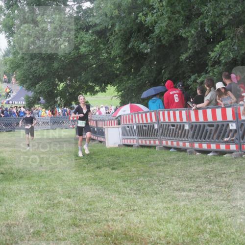 21.06.2025 - 27. Vierlanden-Triathlon KatJ http://msf.ph/oto/8028255 15.06.2025 13:32:22 Ziel 18, 944 meine-sportfotos.de