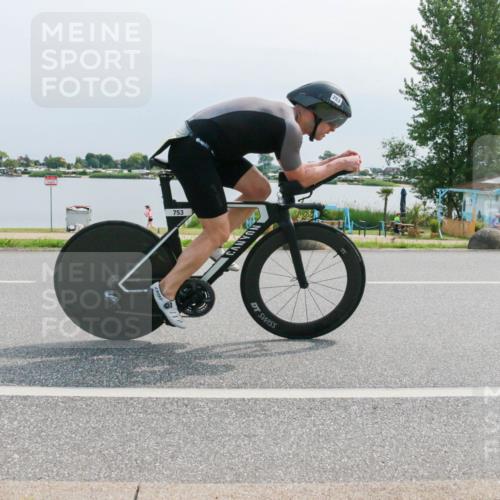 15.06.2025 - 27. Vierlanden-Triathlon H.Heesch http://msf.ph/oto/8028259 15.06.2025 11:23:19 Radfahren 180, 183, 753 meine-sportfotos.de