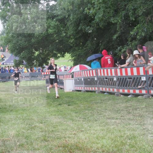 21.06.2025 - 27. Vierlanden-Triathlon KatJ http://msf.ph/oto/8028261 15.06.2025 13:32:22 Ziel 18, 944 meine-sportfotos.de
