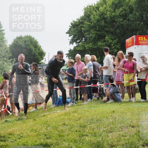 15.06.2025 - 27. Vierlanden-Triathlon KatJ http://msf.ph/oto/8028264 15.06.2025 11:02:39 Schwimmen 672, 696, 868 meine-sportfotos.de