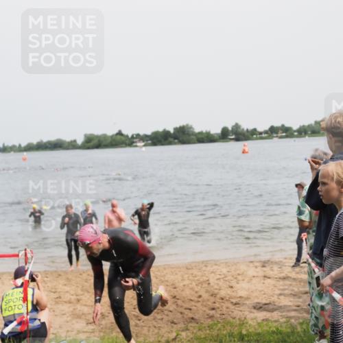 21.06.2025 - 27. Vierlanden-Triathlon MichiJ http://msf.ph/oto/8028271 15.06.2026 10:58:34 Schwimmen 636, 643, 667, 684, 732, 741, 747 meine-sportfotos.de