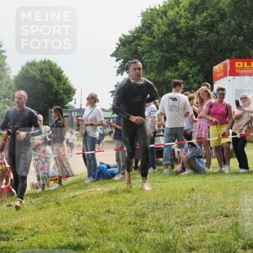 15.06.2025 - 27. Vierlanden-Triathlon KatJ http://msf.ph/oto/8028272 15.06.2025 11:02:39 Schwimmen 672, 696, 868 meine-sportfotos.de