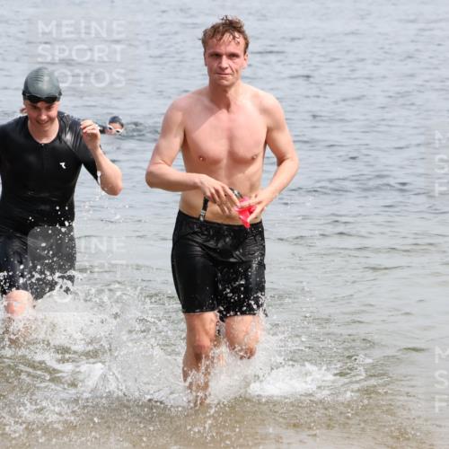 15.06.2025 - 27. Vierlanden-Triathlon Lena Gebhardt http://msf.ph/oto/8028294 15.06.2025 11:02:14 Schwimmen 687, 734, 851 meine-sportfotos.de