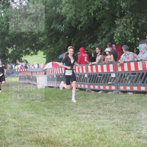 21.06.2025 - 27. Vierlanden-Triathlon KatJ http://msf.ph/oto/8028299 15.06.2025 13:32:24 Ziel 18, 944 meine-sportfotos.de