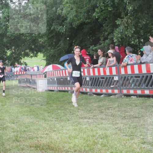 21.06.2025 - 27. Vierlanden-Triathlon KatJ http://msf.ph/oto/8028307 15.06.2025 13:32:24 Ziel 18, 944 meine-sportfotos.de