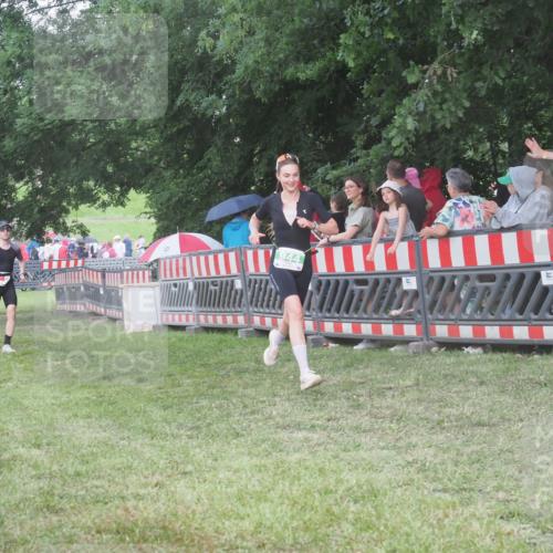 21.06.2025 - 27. Vierlanden-Triathlon KatJ http://msf.ph/oto/8028314 15.06.2025 13:32:24 Ziel 18, 944 meine-sportfotos.de