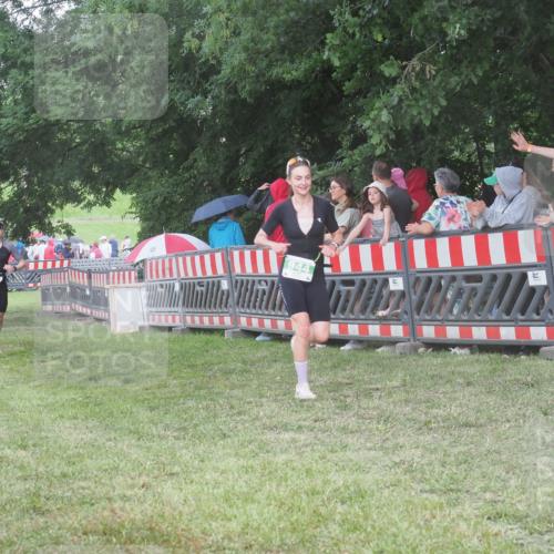 21.06.2025 - 27. Vierlanden-Triathlon KatJ http://msf.ph/oto/8028321 15.06.2025 13:32:24 Ziel 18, 944 meine-sportfotos.de