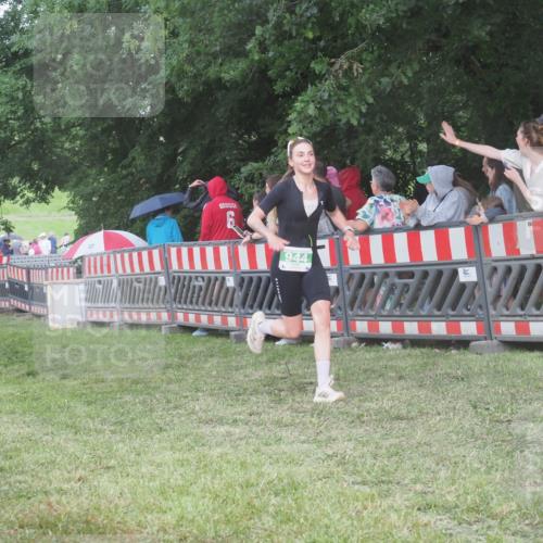 21.06.2025 - 27. Vierlanden-Triathlon KatJ http://msf.ph/oto/8028331 15.06.2025 13:32:24 Ziel 18, 944 meine-sportfotos.de