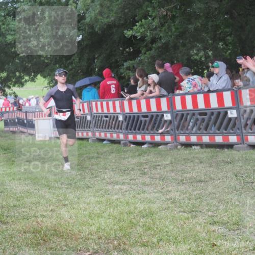 21.06.2025 - 27. Vierlanden-Triathlon KatJ http://msf.ph/oto/8028340 15.06.2025 13:32:26 Ziel 18, 944 meine-sportfotos.de