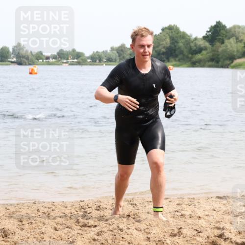 15.06.2025 - 27. Vierlanden-Triathlon Lena Gebhardt http://msf.ph/oto/8028351 15.06.2025 11:02:20 Schwimmen 687, 734, 851 meine-sportfotos.de