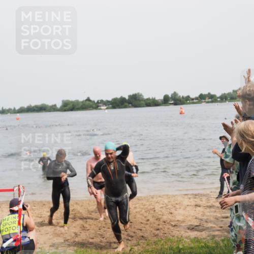 21.06.2025 - 27. Vierlanden-Triathlon MichiJ http://msf.ph/oto/8028353 15.06.2026 10:58:39 Schwimmen 636, 667, 684, 732, 743, 747 meine-sportfotos.de
