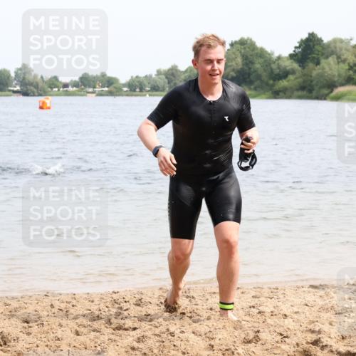 15.06.2025 - 27. Vierlanden-Triathlon Lena Gebhardt http://msf.ph/oto/8028354 15.06.2025 11:02:20 Schwimmen 687, 734, 851 meine-sportfotos.de